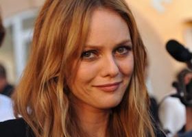 Vanessa Paradis, cliente du Café Flore - %%sitename%%
