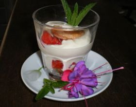 Verrine-facon-tiramisu-aux-fraises-par-Mabullette