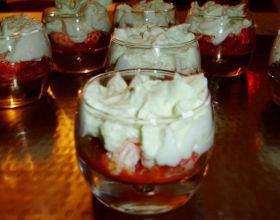 Verrines-de-concombre-et-d-ecrevisses-a-la-compotee-de-tomate-par-Oxusafi