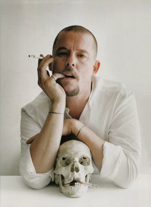 Yes-!-Alexander-McQueen-debarque-rue-Saint-Honore