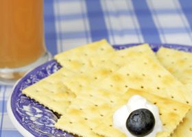 Au goûter et à l'apéro, que choisir pour ne pas s'arrondir ? - %%sitename%%