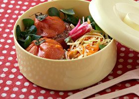 Bento tomates farcies et salade croquante - %%sitename%%