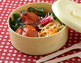 bento-tomates-farcies-et-salade-croquante