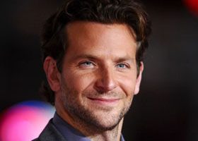 Bradley Cooper mis à nu par ses fans ! - %%sitename%%