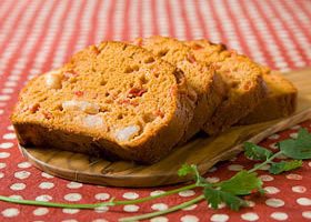Cake tout rouge aux crevettes poivrons et tomates - %%sitename%%