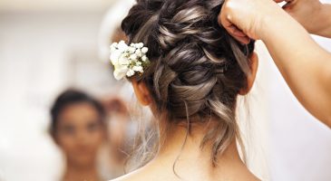 Comment porter un tailleur femme à son mariage ? - %%sitename%%