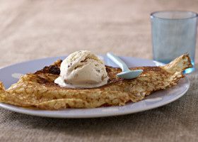 Galettes à la banane, confiture de lait et glace vanille