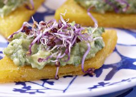 Crostini de polenta au Comté et graines germées - %%sitename%%