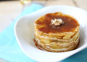 Gâteau de crêpes, pommes, pralin et caramel épicé - %%sitename%%