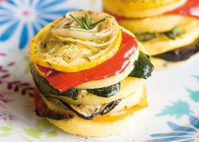Gâteaux de polenta et légumes rôtis - %%sitename%%