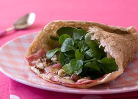 Galettes sarrasin au bacon, mâche et noisettes - %%sitename%%