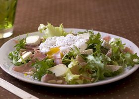 Salade frisée au fromage et oeufs pochés