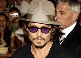Johnny Depp sauve son ami d'un pirate - %%sitename%%