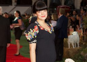 Lily Allen enceinte et en pleine forme(s) ! - %%sitename%%
