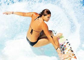 Glamour on the beach : les secrets beauté des surfeuses - %%sitename%%
