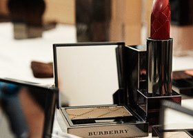 Burberry se décline en make-up - %%sitename%%