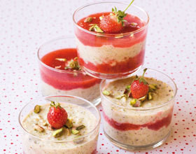 mousse-a-la-pistache-et-coulis-de-fraises