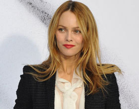 people-premiers-rangs-defiles-automne-hiver-2010-2011-vanessa-paradis
