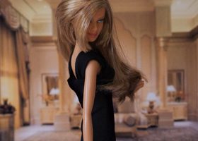 Barbie monte les marches de Cannes en petite robe noire ! - %%sitename%%