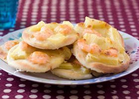 Mini pizzas ananas, crevettes et mozza - %%sitename%%