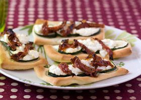 Mini pizzas au chèvre, courgettes et tomate confite - %%sitename%%