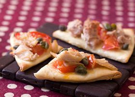 Mini pizzas au thon et aux câpres - %%sitename%%