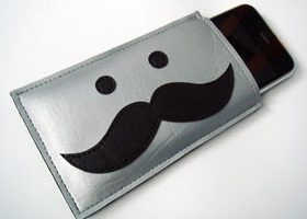 Mon iPhone fait dodo dans un "bonhomme-moustache" - %%sitename%%