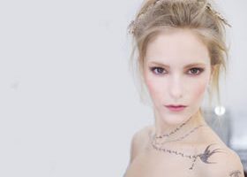 Tatouages de luxe : Chanel nous colle à la peau