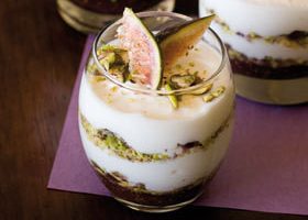 Verrines de mousse de chèvre aux figues fraîches et aux pistaches - %%sitename%%