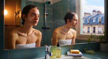 Ce récit après avoir arrêté les douches quotidiennes en 2025 : la peau change, le microbiome se renforce et le doute s'installe