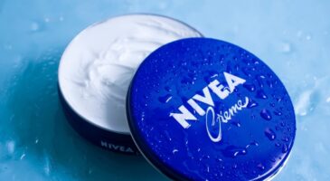 Nivea dévoile les 4 boîtes bleues collector de Noël 2025, elles vont partir comme des petits pains