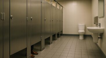 Voici pourquoi les portes des toilettes publiques ne touchent pas le sol (c'est fait exprès)