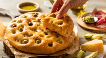 Voici la focaccia moelleuse aux olives et romarin : la recette à 500 g de farine, dorée en 20 à 25 minutes à 220 °c pour l’apéro