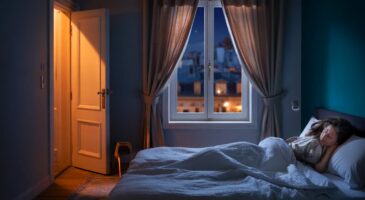 Voici les 2 gestes du soir qui règlent les problèmes de sommeil : 16 à 18 °C à la fenêtre et une porte entrouverte
