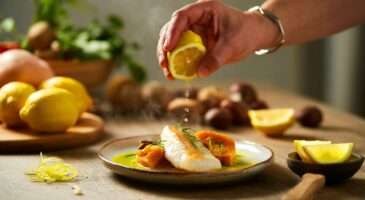 Voici pourquoi le citron s’invite partout à table : 40 mg de vitamine C et un geste oublié qui revient en 2025