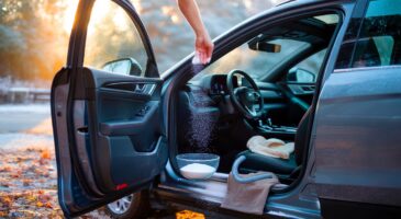 Ce bicarbonate de soude dans la voiture: l’astuce gratuite qui efface les mauvaises odeurs et ravive l’habitacle avant l’hiver 2025