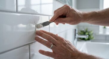 Carrelage mural fissuré : ce geste précis avec ce produit de bricolage à moins de 10 € évite de tout changer