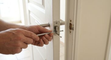 Cette méthode pour changer une serrure de porte intérieure évite la porte bloquée et l'erreur qui abîme votre porte