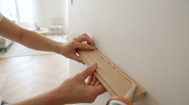 Fini le marteau et la perceuse : cette technique pour coller vos plinthes droites en un seul geste bluffe les pros