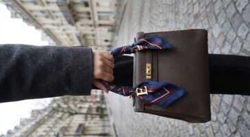 Mode 2025 : ne négligez plus ce détail discret sur la poignée de votre sac, il transforme un look banal en tenue stylée