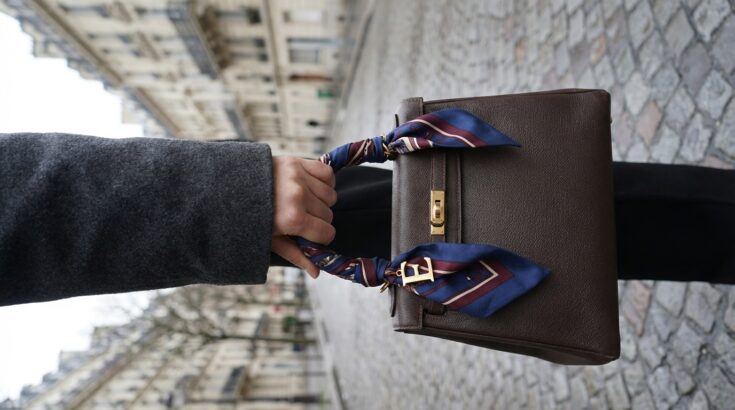 Mode 2025 : ne négligez plus ce détail discret sur la poignée de votre sac, il transforme un look banal en tenue stylée