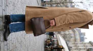 Sac à main : si vous le tenez encore comme ça, vous ratez l’astuce qui sculpte la silhouette sans effort
