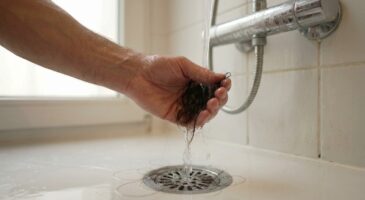 Vous accusez le stress, mais ce qui se passe dans votre douche pourrait être la vraie cause de votre chute de cheveux