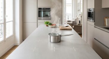 Ce plan de travail sans aucune plaque visible bluffe ceux qui cuisinent, mais il cache un gros inconvénient