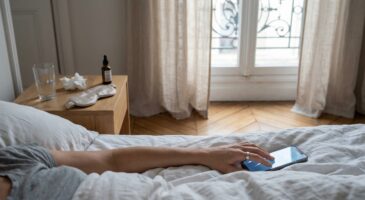 Ce rituel du soir avec votre smartphone au lit ruine vos nuits et marque votre peau, et presque tout le monde le fait
