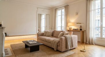 Salon encombré sans raison : cette nouvelle règle pour le canapé transforme l'espace et séduit les pros en 2026